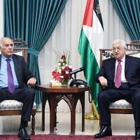 Le président de l'Autorité palestinienne Mahmoud Abbas avec Jibril Rajoub, le chef de la Fédération palestinienne de football, dans la ville de Ramallah, en Cisjordanie, le 7 juin 2018 (Crédit : Thaer Ganaim/APA Images/ZUMA Wire/Alamy Live News).