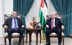 Le président de l'Autorité palestinienne Mahmoud Abbas avec Jibril Rajoub, le chef de la Fédération palestinienne de football, dans la ville de Ramallah, en Cisjordanie, le 7 juin 2018 (Crédit : Thaer Ganaim/APA Images/ZUMA Wire/Alamy Live News).