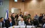 Le député démocrate Gilad Kariv est expulsé de la commission de la Constitution, du droit et de la justice de la Knesset à la suite d'un vote sur une loi très controversée modifiant le processus de nomination des juges en Israël, le 19 mars 2025. (Noam Moskowitz, porte-parole de la Knesset)