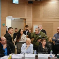 Le député démocrate Gilad Kariv est expulsé de la commission de la Constitution, du droit et de la justice de la Knesset à la suite d'un vote sur une loi très controversée modifiant le processus de nomination des juges en Israël, le 19 mars 2025. (Noam Moskowitz, porte-parole de la Knesset)