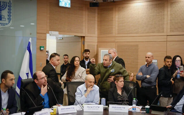 Le député démocrate Gilad Kariv est expulsé de la commission de la Constitution, du droit et de la justice de la Knesset à la suite d'un vote sur une loi très controversée modifiant le processus de nomination des juges en Israël, le 19 mars 2025. (Noam Moskowitz, porte-parole de la Knesset) Le député démocrate Gilad Kariv est expulsé de la commission de la Constitution, du droit et de la justice de la Knesset à la suite d'un vote sur une loi très controversée modifiant le processus de nomination des juges en Israël, le 19 mars 2025. (Noam Moskowitz, porte-parole de la Knesset)