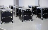 Petits satellites en forme de cube conçus par des étudiants israéliens. (Ronen Horesh/GPO)