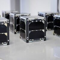 Petits satellites en forme de cube conçus par des étudiants israéliens. (Ronen Horesh/GPO)