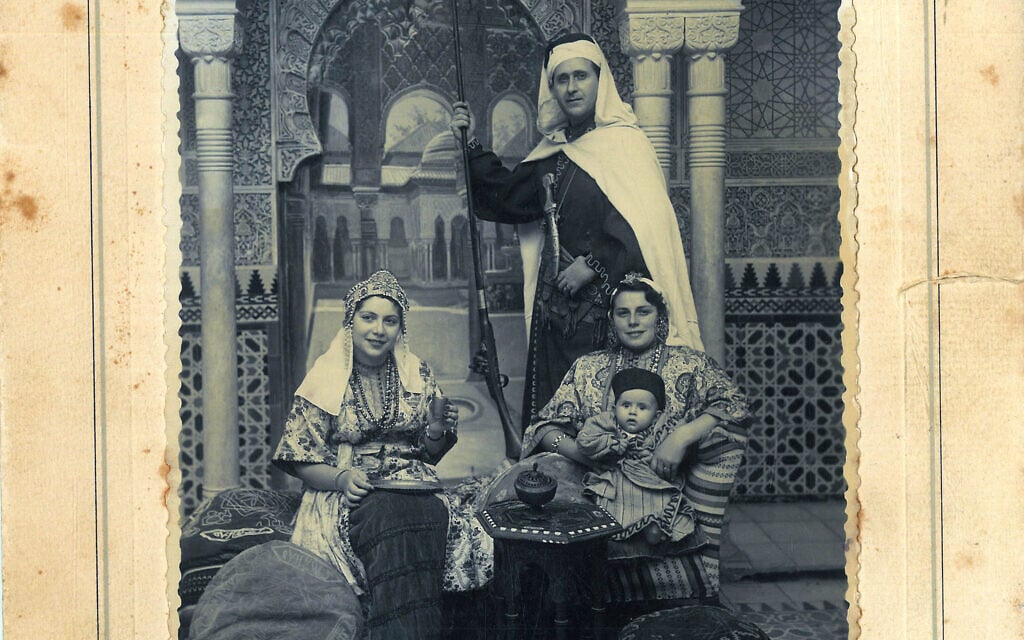 La famille Moreno de Tanger pose dans des tenues évocatrices de son passé andalou dans un exemple de « tourisme de reconstitution ». Studio de photographie situé dans l'enceinte de l'Alhambra, Espagne, 1953. (Avec l'aimable autorisation de Daniel Moreno) La famille Moreno de Tanger pose dans des tenues évocatrices de son passé andalou dans un exemple de « tourisme de reconstitution ». Studio de photographie situé dans l'enceinte de l'Alhambra, Espagne, 1953. (Avec l'aimable autorisation de Daniel Moreno)