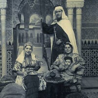 La famille Moreno de Tanger pose dans des tenues évocatrices de son passé andalou dans un exemple de « tourisme de reconstitution ». Studio de photographie situé dans l'enceinte de l'Alhambra, Espagne, 1953. (Avec l'aimable autorisation de Daniel Moreno)