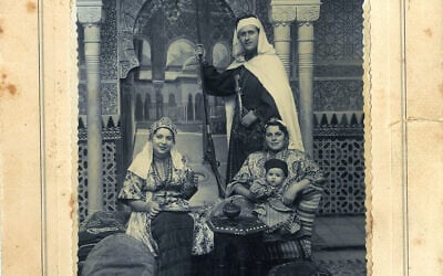 La famille Moreno de Tanger pose dans des tenues évocatrices de son passé andalou dans un exemple de « tourisme de reconstitution ». Studio de photographie situé dans l'enceinte de l'Alhambra, Espagne, 1953. (Avec l'aimable autorisation de Daniel Moreno)