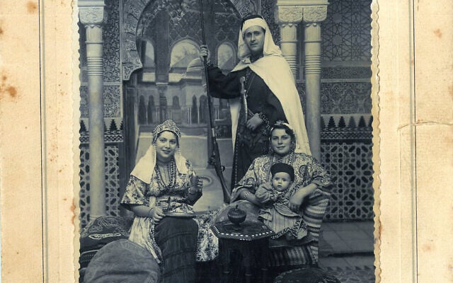 La famille Moreno de Tanger pose dans des tenues évocatrices de son passé andalou dans un exemple de « tourisme de reconstitution ». Studio de photographie situé dans l'enceinte de l'Alhambra, Espagne, 1953. (Avec l'aimable autorisation de Daniel Moreno)