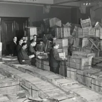 Les dirigeants du YIVO, basé à New York, ouvrent des caisses contenant des trésors du YIVO récupérés en Europe, photographiés dans le New Jersey, en 1947. (Avec l'aimable autorisation de l'Institut YIVO pour la recherche juive)