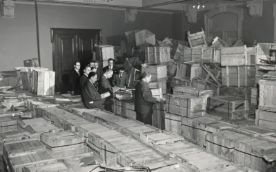 Les dirigeants du YIVO, basé à New York, ouvrent des caisses contenant des trésors du YIVO récupérés en Europe, photographiés dans le New Jersey, en 1947. (Avec l'aimable autorisation de l'Institut YIVO pour la recherche juive)