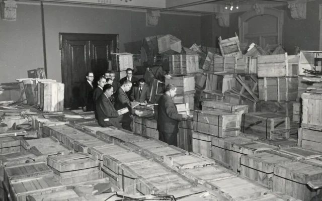 Les dirigeants du YIVO, basé à New York, ouvrent des caisses contenant des trésors du YIVO récupérés en Europe, photographiés dans le New Jersey, en 1947. (Avec l'aimable autorisation de l'Institut YIVO pour la recherche juive)