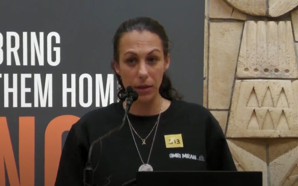 Lishay Miran-Lavi, épouse de l'otage Omri Miran, lors d'une conférence de press des familles d'otages à Tel Aviv, le 2 mars 2025. (Capture d'écran)