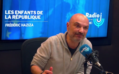 L'avocat Richard Malka, au micro de Radio J dans l'émission « Les enfants de la République » présentée par Frédéric Haziza, le 2 mars 2025. (Capture d'écran X / @frhaz / utilisée conformément à l'article 27a de la loi sur le droit d'auteur)