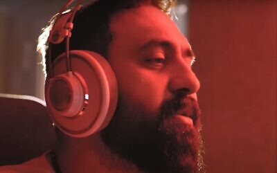 Mehdi Yarrahi dans le clip de sa chanson « Roosarito ». (Crédit : Capture d'écran/Youtube ; utilisée conformément à l'article 27a de la loi sur le droit d'auteur)
