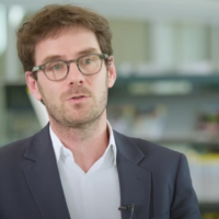 Le maire socialiste de Rouen, Nicolas Mayer-Rossignol, dans une vidéo datant du 6 janvier 2025. (Crédit : Capture d'écran Youtube / Métropole Rouen Normandie ; utilisée conformément à l'article 27a de la loi sur le droit d'auteur)