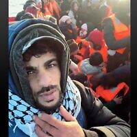 Une vidéo publiée le 7 mars 2025 est sous-titrée « Dieu merci, nous sommes arrivés en Grande-Bretagne » et montre un Gazaoui suspecté de terrorisme à bord d'un canot pneumatique avec d'autres migrants dans la Manche avant d'être récupéré par les garde-frontières britanniques. (Capture d'écran : Facebook/Abu Wadei Alkassass, utilisée conformément à l'article 27a de la loi sur le droit d'auteur)