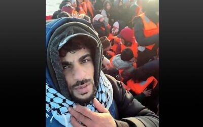 Une vidéo publiée le 7 mars 2025 est sous-titrée « Dieu merci, nous sommes arrivés en Grande-Bretagne » et montre un Gazaoui suspecté de terrorisme à bord d'un canot pneumatique avec d'autres migrants dans la Manche avant d'être récupéré par les garde-frontières britanniques. (Capture d'écran : Facebook/Abu Wadei Alkassass, utilisée conformément à l'article 27a de la loi sur le droit d'auteur)