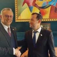 Le conseiller du président américain Donald Trump pour les affaires arabes, Massad Boulos, à gauche, rencontre le président du Conseil régional de Samarie, Yossi Dagan, à Washington le 9 mars 2024. (Capture d'écran/X)