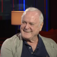John Cleese lors d'une interview de mai 2023 à propos du couronnement du roi Charles (Capture d'écran : GBNews/YouTube)