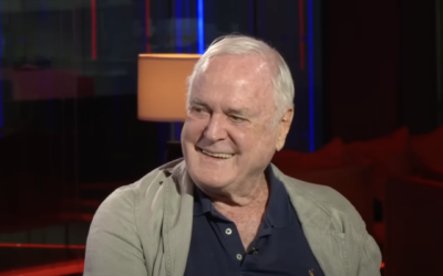 John Cleese lors d'une interview de mai 2023 à propos du couronnement du roi Charles (Capture d'écran : GBNews/YouTube)