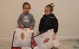Les deux filles de l'otage Omri Miran enregistrant un message à l'attention du président américain Donald Trump, le 10 mars 2025. (Crédit : Capture d'écran/X)