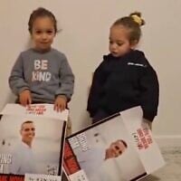 Les deux filles de l'otage Omri Miran enregistrant un message à l'attention du président américain Donald Trump, le 10 mars 2025. (Crédit : Capture d'écran/X)