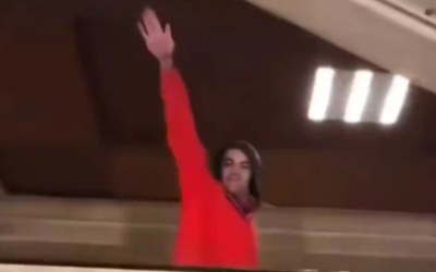 Un étudiant de l'Université de Caen, filmé en train de faire un salut nazi dans l'enceinte de l'établissement, sur une vidéo non datée publiée sur les réseaux sociaux le 14 février 2025. (Capture d'écran X / @AlertesInfos / utilisée conformément à l'article 27a de la loi sur le droit d'auteur)