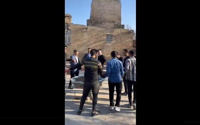 Des Juifs iraniens dansent sur la tombe de Mordekhaï et d'Esther à Hamadan, en Iran, le 13 mars 2025. (Capture d'écran de la vidéo X :/used in accordance with Clause 27a of the Copyright Law) Des Juifs iraniens dansent sur la tombe de Mordekhaï et d'Esther à Hamadan, en Iran, le 13 mars 2025. (Capture d'écran de la vidéo X :/used in accordance with Clause 27a of the Copyright Law)
