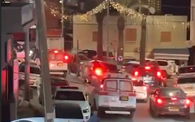 Voitures de police sur les lieux d'une fusillade dans le village arabe de Deir Hanna, dans le nord du pays, le 14 mars 2025. (Crédit : Capture d'écran/Ynet ; utilisée conformément à l'article 27a de la loi sur le droit d'auteur) Voitures de police sur les lieux d'une fusillade dans le village arabe de Deir Hanna, dans le nord du pays, le 14 mars 2025. (Crédit : Capture d'écran/Ynet ; utilisée conformément à l'article 27a de la loi sur le droit d'auteur)