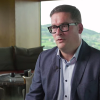 David Zuberbühler, député suisse UDC., dans un vidéo publiée le 5 septembre 2023. (Capture d'écran Youtube / GastroSuisse / utilisée conformément à l'article 27a de la loi sur le droit d'auteur)