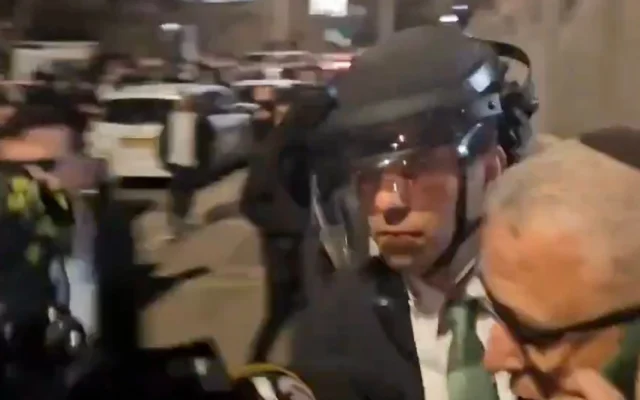 Le maire de Beit Shemesh, Shmuel Greenberg (avec le casque), est sauvé par la police d'une foule d'extrémistes ultra-orthodoxes, le 19 mars 2025. (Capture d'écran/X) Le maire de Beit Shemesh, Shmuel Greenberg (avec le casque), est sauvé par la police d'une foule d'extrémistes ultra-orthodoxes, le 19 mars 2025. (Capture d'écran/X)