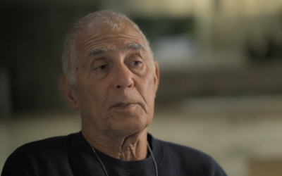 L'ex-otage Gadi Mozes s'exprimant lors d'une interview télévisée diffusée le 20 mars 2025. (Crédit : Capture d'écran/Chaîne N12)