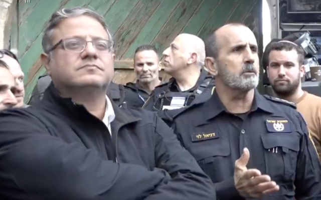 Le ministre de la Sécurité nationale Itamar Ben Gvir (à gauche) à côté du commissaire de police Daniel Levy, dans un clip produit par la police pour le parti Otzma Yehudit, posté le 22 mars 2025. (Capture d'écran/X) Le ministre de la Sécurité nationale Itamar Ben Gvir (à gauche) à côté du commissaire de police Daniel Levy, dans un clip produit par la police pour le parti Otzma Yehudit, posté le 22 mars 2025. (Capture d'écran/X)