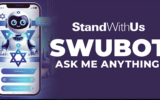 SWUBOT, le nouvel assistant d'intelligence artificielle de StandWithUs, répond à des questions sur Israël et l'antisémitisme. (Capture d'écran Youtube / StandWithUs)