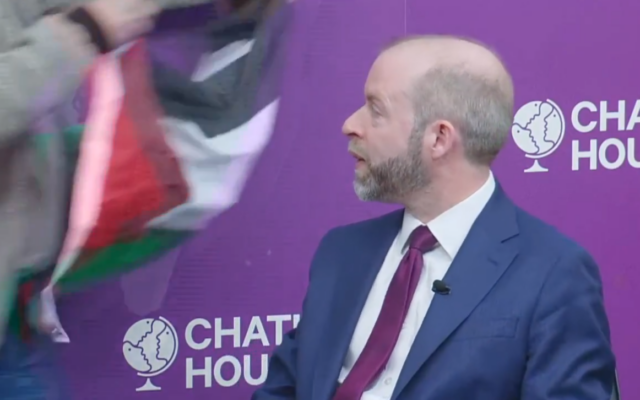 Le ministre britannique du Commerce et de l'Industrie, Jonathan Reynolds, interrompu par un manifestant anti-Israël lors d'un événement, à la Chatham House, à Londres, en Grande-Bretagne, le 27 mars 2025. (Crédit : Capture d'écran/Sky News) Le ministre britannique du Commerce et de l'Industrie, Jonathan Reynolds, interrompu par un manifestant anti-Israël lors d'un événement, à la Chatham House, à Londres, en Grande-Bretagne, le 27 mars 2025. (Crédit : Capture d'écran/Sky News)