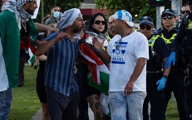 Des échanges tendus ont lieu entre manifestants pro-israéliens et pro-palestiniens à Melbourne, en Australie, le 10 novembre 2023. (Alex Zucco/SOPA Images/LightRocket via Getty Images via la JTA) Des échanges tendus ont lieu entre manifestants pro-israéliens et pro-palestiniens à Melbourne, en Australie, le 10 novembre 2023. (Alex Zucco/SOPA Images/LightRocket via Getty Images via la JTA)