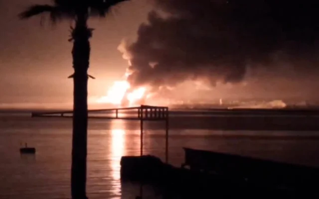 Capture d'écran d'une vidéo censée montrer des explosions dans la ville portuaire syrienne de Lattaquié, le 27 mars 2025. (Capture d'écran/X) Capture d'écran d'une vidéo censée montrer des explosions dans la ville portuaire syrienne de Lattaquié, le 27 mars 2025. (Capture d'écran/X)