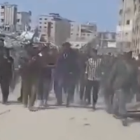 Des hommes du cortège funèbre d'Oday Nasser Al Rabay, 22 ans, qui, selon sa famille, a été exécuté par le Hamas pour avoir participé à des manifestations contre le groupe terroriste, dans la bande de Gaza, le 29 mars 2025. (Capture d'écran : X, used in accordance with Clause 27a of the Copyright Law)