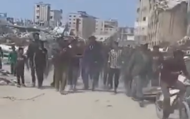 Des hommes du cortège funèbre d'Oday Nasser Al Rabay, 22 ans, qui, selon sa famille, a été exécuté par le Hamas pour avoir participé à des manifestations contre le groupe terroriste, dans la bande de Gaza, le 29 mars 2025. (Capture d'écran : X, used in accordance with Clause 27a of the Copyright Law) Des hommes du cortège funèbre d'Oday Nasser Al Rabay, 22 ans, qui, selon sa famille, a été exécuté par le Hamas pour avoir participé à des manifestations contre le groupe terroriste, dans la bande de Gaza, le 29 mars 2025. (Capture d'écran : X, used in accordance with Clause 27a of the Copyright Law)