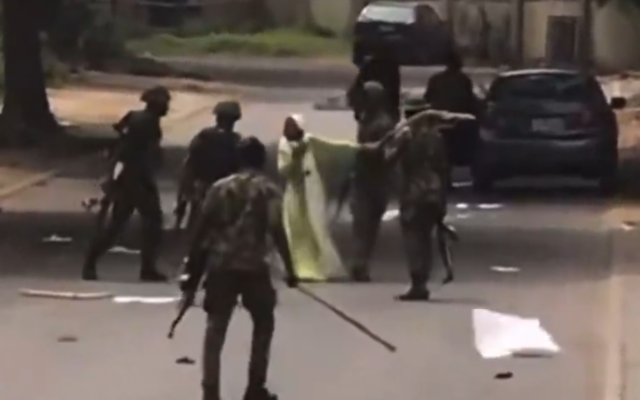 Des soldats nigérians ont battu une femme lors d'une manifestation anti-israélienne et pro-palestinienne organisée par le Mouvement islamique du Nigeria, lié à l'Iran, dans la capitale Abuja, le 28 mars 2025. (Capture d'écran : X/Amnesty International) Des soldats nigérians ont battu une femme lors d'une manifestation anti-israélienne et pro-palestinienne organisée par le Mouvement islamique du Nigeria, lié à l'Iran, dans la capitale Abuja, le 28 mars 2025. (Capture d'écran : X/Amnesty International)