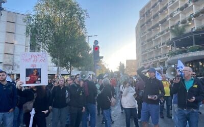 Des manifestants sur la place de Paris à Jérusalem le 19 mars 2025. (Crédit : Jessica Steinberg/Times of Israel)
