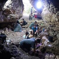 La grotte de Tinshemet, un site du Paléolithique moyen dans le centre d'Israël, lors de fouilles. (Crédit : Yossi Zaidner)