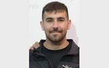 Sergent de première classe Orel Alon, tué par des terroristes palestiniens du Hamas alors qu'il luttait contre l'assaut du kibboutz Beeri le 7 octobre 2023. (Crédit : Police israélienne)
