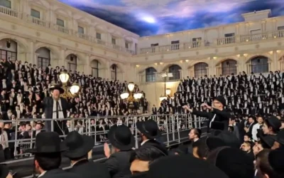 Des étudiants ultra-orthodoxes de la yeshiva Ateret Shlomo dansent et chantent lors du mariage du fils du directeur de la yeshiva, à Mishor Adumim en Cisjordanie, le 11 mars 2025. (Capture d'écran : X ; utilisée conformément à l'article 27a de la loi sur le droit d'auteur)