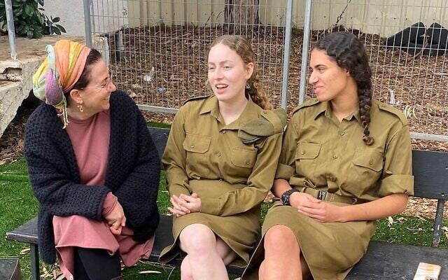 (De gauche à droite) Rabbanit Hila Naor, Shira Winter et Adva Bucholtz au centre d'incorporation de Tsahal de Tel Hashomer à Ramat Gan, le 26 novembre 2024. (Crédit : Ohr Torah Stone)