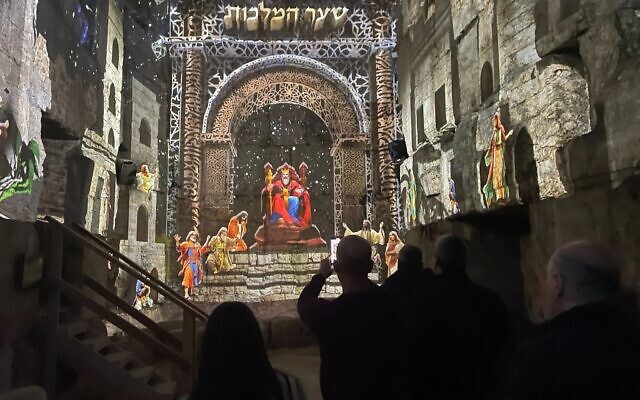 Un site archéologique sous la porte de Damas à Jérusalem, avec une porte romaine et une place du IIe siècle de notre ère, a été ouvert au public le 26 février 2025. (Crédit : Rossella Tercatin/Times of Israel)