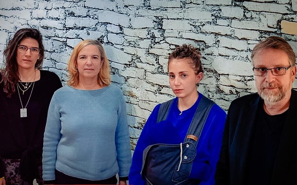 Des membres d'Or Tamid, un groupe de défense des droits des victimes d'abus sexuels à Francfort, de gauche à droite, Haleli Shomer Shalom, Roglit Ishay, Daniela Shemer et Niels Gerhardt. (Crédit : Or Tamid via JTA) Des membres d'Or Tamid, un groupe de défense des droits des victimes d'abus sexuels à Francfort, de gauche à droite, Haleli Shomer Shalom, Roglit Ishay, Daniela Shemer et Niels Gerhardt. (Crédit : Or Tamid via JTA)