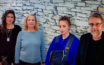 Des membres d'Or Tamid, un groupe de défense des droits des victimes d'abus sexuels à Francfort, de gauche à droite, Haleli Shomer Shalom, Roglit Ishay, Daniela Shemer et Niels Gerhardt. (Crédit : Or Tamid via JTA)