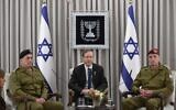 Le nouveau chef d'état-major de l'armée israélienne, le lieutenant-général Eyal Zamir (à gauche), et le chef sortant, le lieutenant-général Herzl Halevi (à droite), rencontrant le président Isaac Herzog, à la résidence présidentielle, à Jérusalem, le 5 mars 2025. (Crédit : Amos Ben Gershom/GPO)