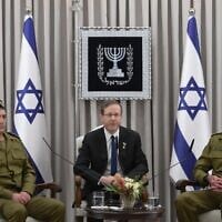 Le nouveau chef d'état-major de l'armée israélienne, le lieutenant-général Eyal Zamir (à gauche), et le chef sortant, le lieutenant-général Herzl Halevi (à droite), rencontrant le président Isaac Herzog, à la résidence présidentielle, à Jérusalem, le 5 mars 2025. (Crédit : Amos Ben Gershom/GPO)