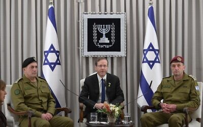 Le nouveau chef d'état-major de l'armée israélienne, le lieutenant-général Eyal Zamir (à gauche), et le chef sortant, le lieutenant-général Herzl Halevi (à droite), rencontrant le président Isaac Herzog, à la résidence présidentielle, à Jérusalem, le 5 mars 2025. (Crédit : Amos Ben Gershom/GPO)